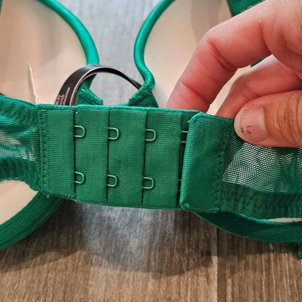 Victoria's Secret Very Sexy Shine Strap Push-Up Bra Size 34D Green Lace Trim